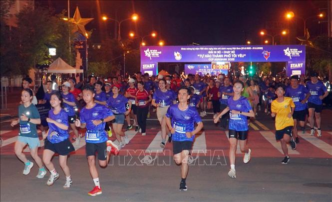 Các vận động viên tham dự cự ly chạy 5km. Ảnh Trung Tuyến - TTXVN