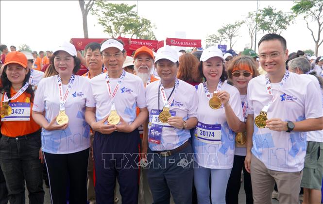 Đại biểu và các vận động viên nhận kỷ niệm chương 100 năm Báo chí Việt Nam. Ảnh Trung Tuyến - TTXVN