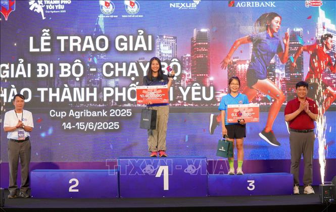 Các nữ Nhà báo nhận giải ở cự ly 21,06km tại Giải đi bộ - chạy bộ “Tự hào Thành phố tôi yêu” Cúp Agribank 2025. Ảnh Trung Tuyến - TTXVN