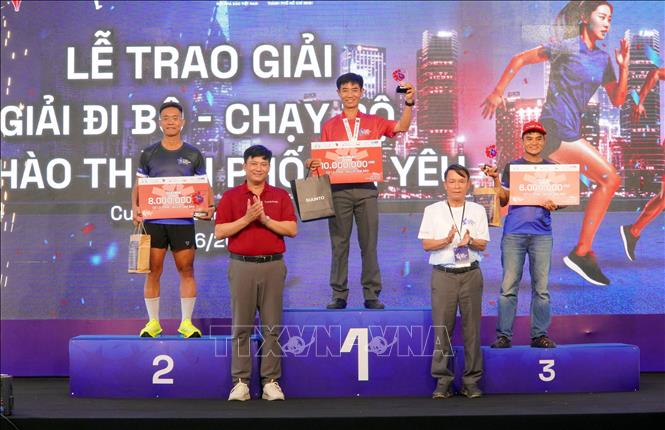 Các vận động viên nhận giải thưởng tại Giải đi bộ - chạy bộ “Tự hào Thành phố tôi yêu” Cúp Agribank 2025. Ảnh Trung Tuyến – TTXVN