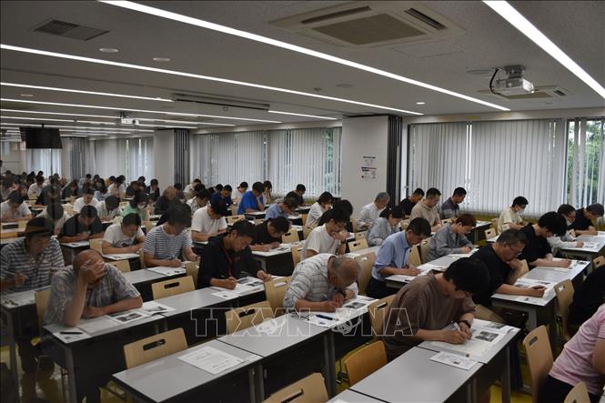 Các thí sinh thi tại phòng thi cấp 5 đang tập trung làm bài thi nghe hiểu. Ảnh: Nguyễn Tuyến – Pv TTXVN tại Nhật Bản