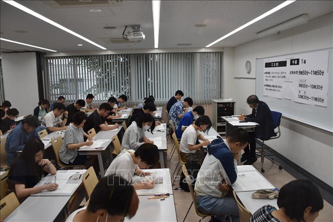 Các thí sinh thi tại phòng thi cấp 1 đang tập trung làm bài thi nghe hiểu. Ảnh: Nguyễn Tuyến – Pv TTXVN tại Nhật Bản