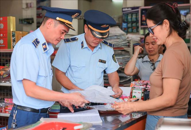 Lực lượng quản lý thị trường kiểm tra hộ kinh doanh ở đường Cốc Lếu, phường Cốc Lếu, thành phố Lào Cai. Ảnh: Hoàng Hiếu - TTXVN
