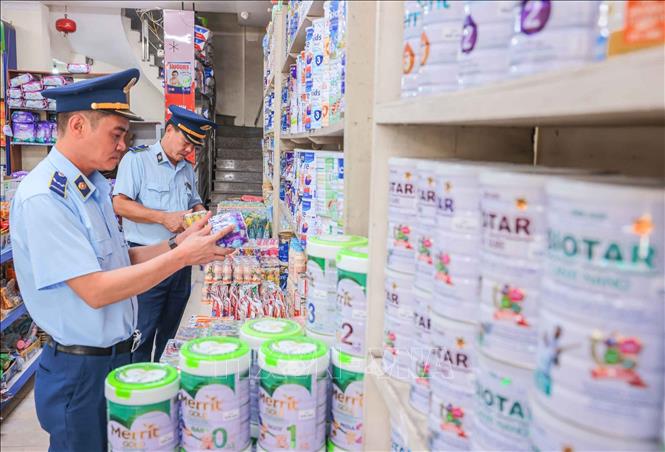  Lực lượng quản lý thị trường Lào Cai kiểm tra các mặt hàng sửa tại một cửa hàng kinh doanh trên địa bàn thành phố Lào Cai. Ảnh: Hoàng Hiếu - TTXVN