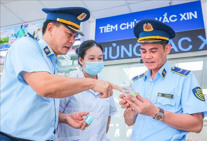 Đội quản lý thị trường số 1 kiểm tra hạn sử dụng của thuốc tại một nhà thuốc thuộc phường Cốc Lếu. Ảnh: Hoàng Hiếu - TTXVN