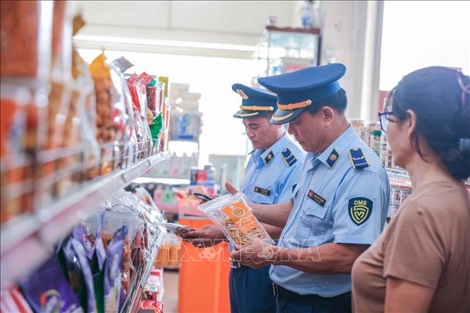 Lực lượng quản lý thị trường kiểm tra các sản phẩm của hộ kinh doanh ở phường Cốc Lếu, thành phố Lào Cai. Ảnh: Hoàng Hiếu - TTXVN