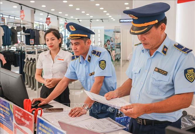 Trong đợt cao điểm từ 15/12/2024 đến 13/6/2025, lực lượng quản lý thị trường Lào Cai đã kiểm tra 353 vụ, phát hiện, xử lý 322 vụ vi phạm; tổng giá trị xử lý hơn 4 tỷ đồng. Ảnh: Hoàng Hiếu - TTXVN