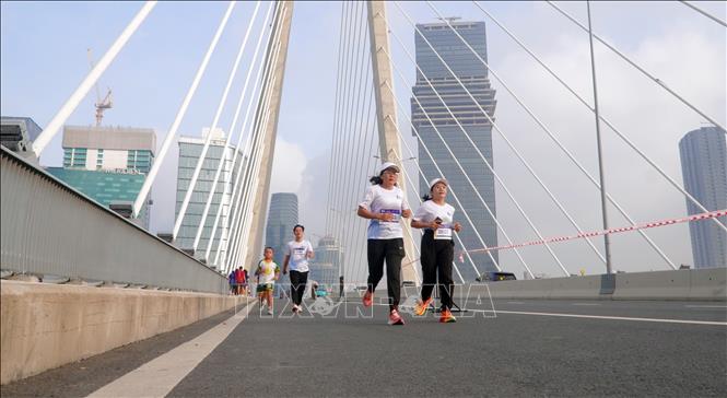 Participants run across Ba Son bridge in Ho Chi Minh City. VNA Photo: Trung Tuyến