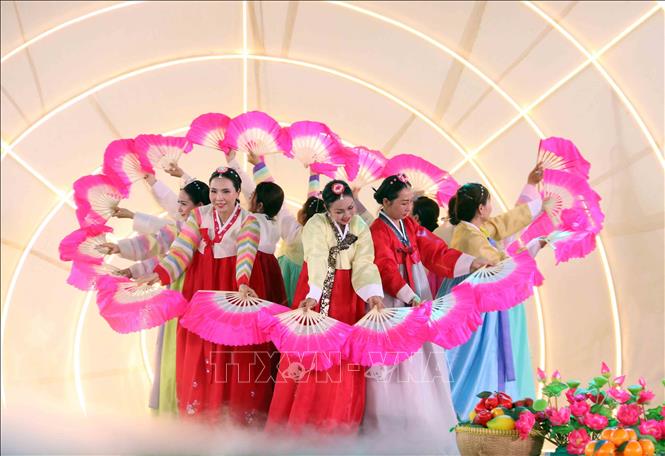 Một điệu múa mang đậm văn hóa Hàn Quốc trình diễn tại chương trình. Ảnh: Xuân Khu-TTXVN
