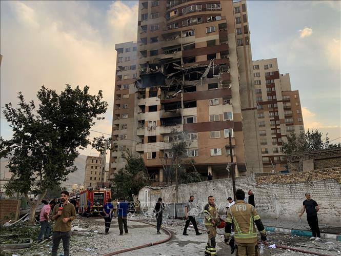 Tòa nhà tại Tehran, Iran bị hư hại sau khi trúng không kích của Israel ngày 13/6/2025. Ảnh: AA/TTXVN