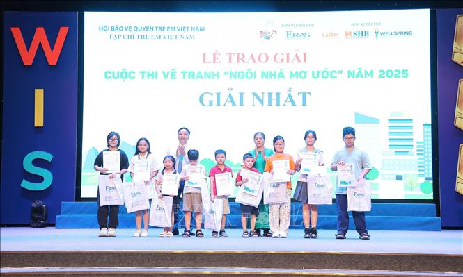 Các thí sinh đoạt giải Nhất cuộc thi. Ảnh: Hạnh Quyên-TTXVN