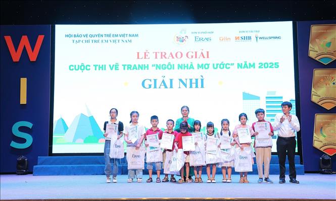 Các thí sinh đoạt giải Nhì cuộc thi. Ảnh: Hạnh Quyên-TTXVN