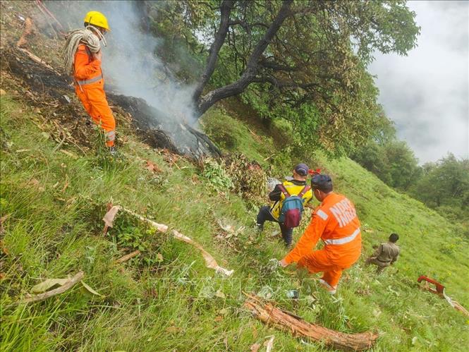 Hiện trường vụ rơi trực thăng tại bang Uttarakhand, Ấn Độ ngày 15/6/2025. Ảnh: ANI/TTXVN