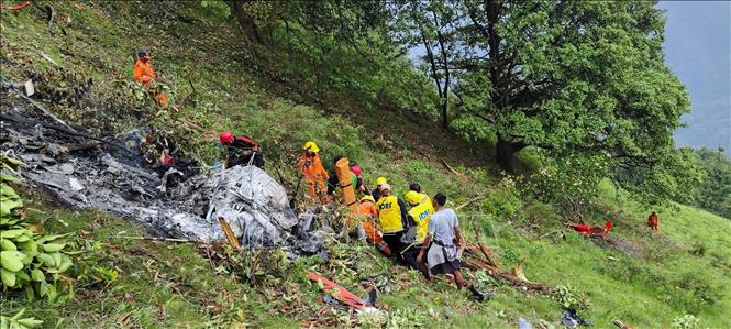 Hiện trường vụ rơi trực thăng tại bang Uttarakhand, Ấn Độ ngày 15/6/2025. Ảnh: ANI/TTXVN