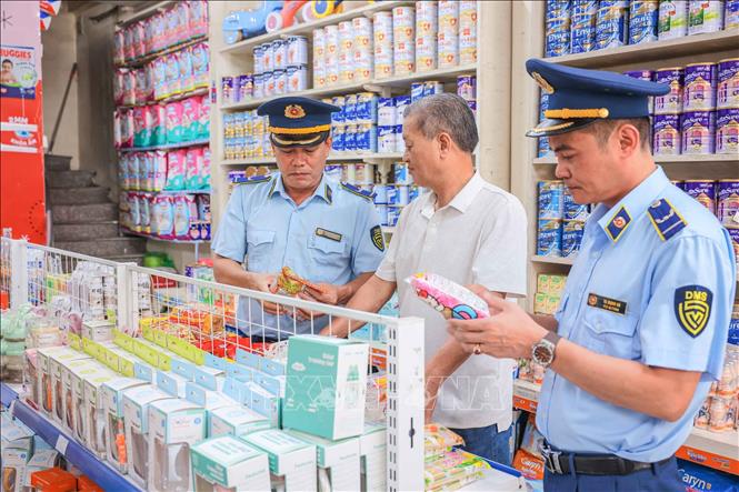 Ngoài kiểm tra, xử lý hàng giả, lực lượng quản lý thị trường tỉnh Lào Cai còn tập trung tuyên truyền, nhắc nhở các hộ kinh doanh thực hiện đúng quy định, nhằm kiểm soát chất lượng sản phẩm, bảo vệ lợi ích người tiêu dùng. Ảnh: Hoàng Hiếu - TTXVN