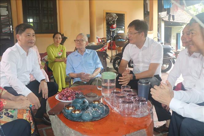 Hội nhà báo tỉnh Nghệ An thăm, tặng quà nhà báo Trần Văn Hiền nhân kỷ niêm 100 năm Báo chí Cách mạng Việt Nam. Ảnh: Trịnh Duy Hưng - TTXVN
