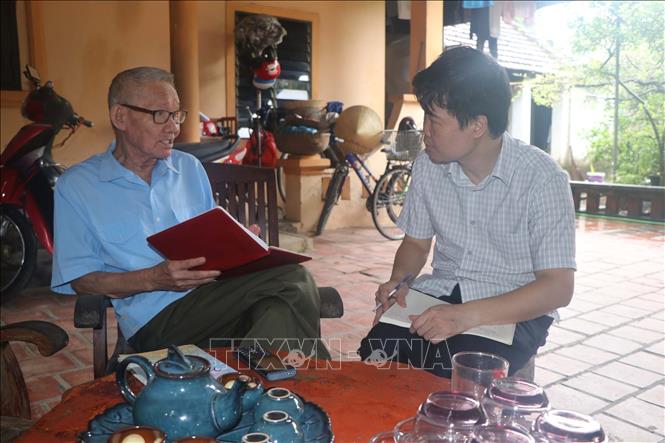 Phóng viên TTXVN trao đổi với nhà báo Trần Văn Hiền, nguyên Phó Tổng Biên tập Báo Nghệ An, nguyên Phó Chủ tịch Hội Nhà báo Nghệ An. Ảnh: TTXVN
