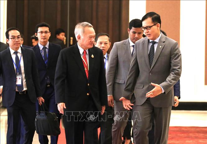 Sau cuộc gặp hẹp, Bộ trưởng phụ trách Ban Thư ký biên giới Lam Chea, Trưởng đoàn JBC Campuchia (phải) và Cố vấn Bộ Ngoại giao phụ trách công tác biên giới Prasas Prasasvinitchai, Trưởng đoàn JBC Thái Lan tham dự phiên toàn thể. Ảnh: Huỳnh Thảo - P/v TTXVN tại Campuchia