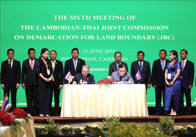 Hai Trưởng đoàn ký Biên bản Hội nghị JBC Campuchia - Thái Lan lần thứ 6. Ảnh: Huỳnh Thảo - PV TTXVN tại Campuchia