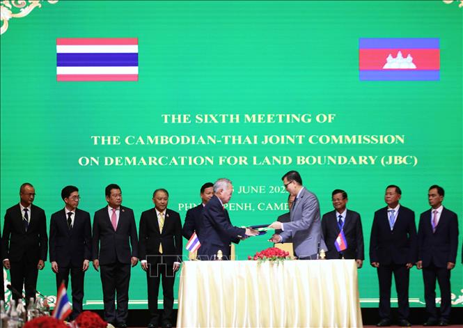 Hai Trưởng đoàn trao Biên bản Hội nghị JBC Campuchia-Thái Lan lần thứ 6. Ảnh: Huỳnh Thảo - PV TTXVN tại Campuchia