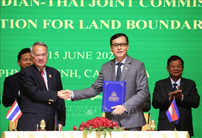 Hai Trưởng đoàn trao đổi Biên bản Hội nghị JBC Campuchia - Thái Lan lần thứ 6. Ảnh: Huỳnh Thảo - PV TTXVN tại Campuchia