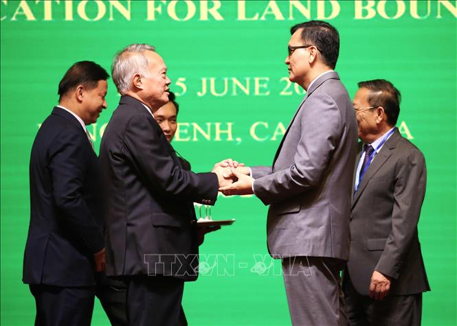 Hai Trưởng đoàn trao đổi sau Hội nghị JBC Campuchia-Thái Lan lần thứ 6. Ảnh: Huỳnh Thảo - P/v TTXVN tại Campuchia