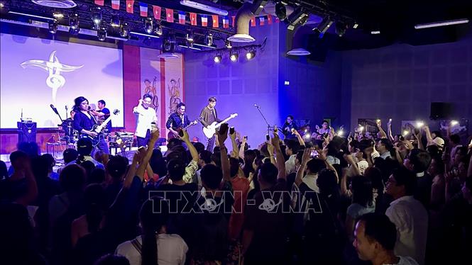 Màn trình diễn sôi động của ban nhạc Bức Tường trên sân khấu Trung tâm văn hóa Việt Nam tại Pháp. Ảnh: Thu Hà - P/v TTXVN tại Pháp