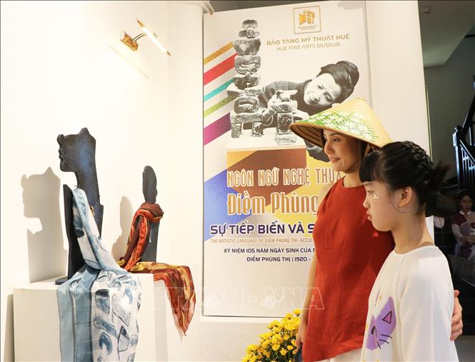 Khách tham quan triển lãm “Ngôn ngữ nghệ thuật Điềm Phùng Thị - sự tiếp biến và sáng tạo”. Ảnh: Tường Vi - TTXVN