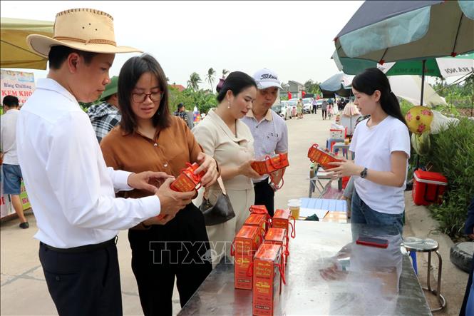 Người dân và du khách tìm hiểu các sản phẩm nông nghiệp sạch tại ngày hội. Ảnh: Mạnh Tú - TTXVN
