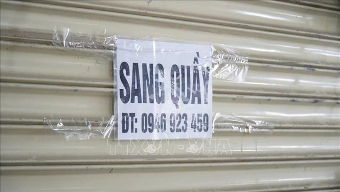 Nhiều tiểu thương tại chợ Đầm Dơi dán thông tin sang quầy, dừng mua bán. Ảnh: Huỳnh Anh - TTXVN
