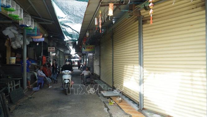 Các tiểu thương tại huyện Đầm Dơi cho biết, nguyên do đóng cửa buôn bán vì những ngày qua, ngành chức năng tỉnh Cà Mau tích cực ra quân kiểm tra, giám sát nhằm ngăn chặn tình trạng hàng giả, hàng kém chất lượng, không rõ nguồn gốc xuất xứ xuất. Ảnh: Huỳnh Anh - TTXVN