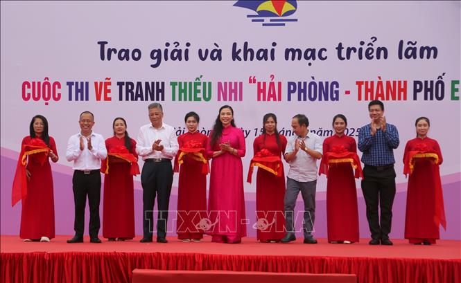 Đại biểu cắt băng khai mạc triển lãm Cuộc thi vẽ tranh thiếu nhi hè 2025 với chủ đề “Hải Phòng - Thành phố em yêu”. Ảnh: Minh Thu - TTXVN