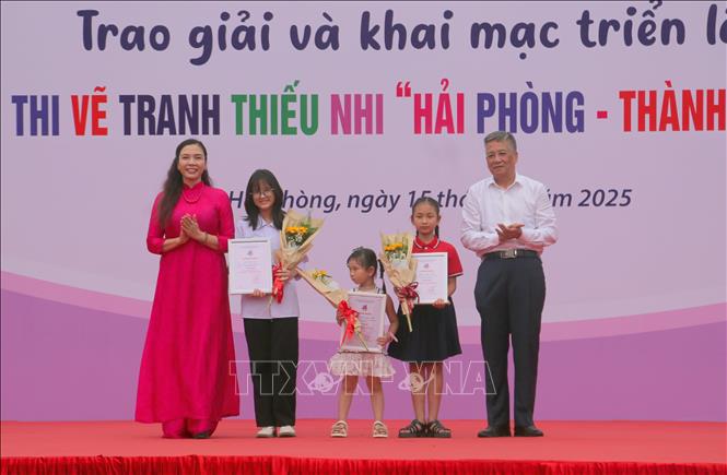 Ban tổ chức trao giải Nhất cuộc thi cho 3 tác giả ở 3 nhóm lứa tuổi. Ảnh: Minh Thu - TTXVN