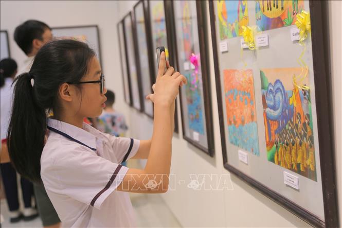 Học sinh tham quan triển lãm Cuộc thi vẽ tranh thiếu nhi Hè 2025 “Hải Phòng - Thành phố em yêu”. Ảnh: Minh Thu - TTXVN
