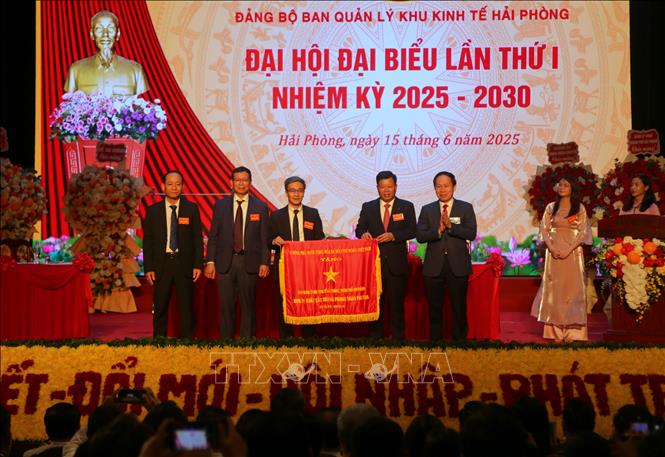 Bí thư Thành ủy Hải Phòng Lê Tiến Châu trao Cờ thi đua của Chính phủ cho Ban quản lý Khu kinh tế Hải Phòng. Ảnh: Minh Thu - TTXVN