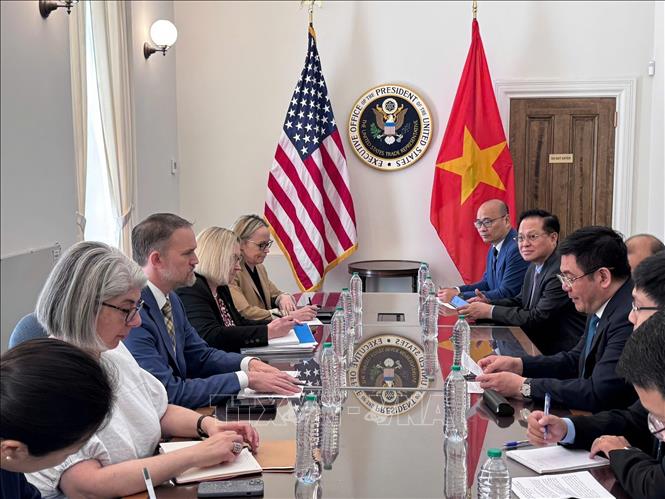 Đại sứ Jamieson Greer, Trưởng Đại diện Thương mại Hoa Kỳ và Bộ trưởng Bộ Công Thương Nguyễn Hồng Diên tại buổi đàm phán. Ảnh: TTXVN phát