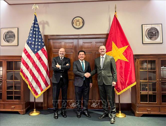Từ trái sang phải: Bộ trưởng Bộ Thương mại Hoa Kỳ Howard Lutnick, Bộ trưởng Bộ Công thương Nguyễn Hồng Diên và Đại sứ Jamieson Greer, Trưởng Đại diện Thương mại Hoa Kỳ. Ảnh: TTXVN phát