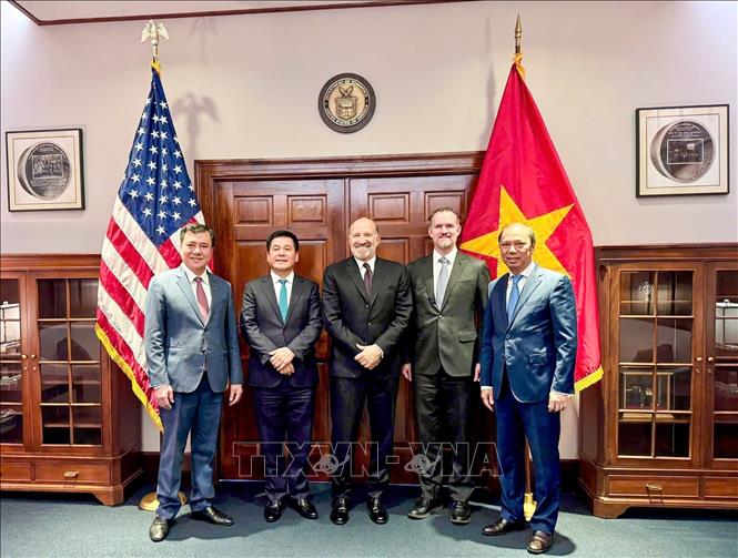 Bộ trưởng Nguyễn Hồng Diên cùng Bộ trưởng Bộ Thương mại Hoa Kỳ Howard Lutnick và Đại sứ Jamieson Greer, Trưởng Đại diện Thương mại Hoa Kỳ. Ảnh: TTXVN phát