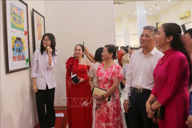 Em Vũ Bảo Linh đoạt giải Nhất cuộc thi, giới thiệu tác phẩm tới đại biểu tham quan triển lãm. Ảnh: Minh Thu - TTXVN