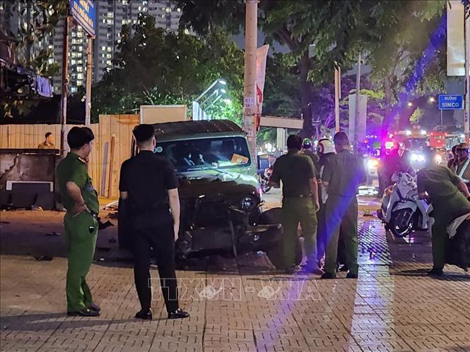 Cơ quan chức năng Thành phố Hồ Chí Minh có mặt tại hiện trường điều tra vụ tai nạn. Ảnh: TTXVN phát