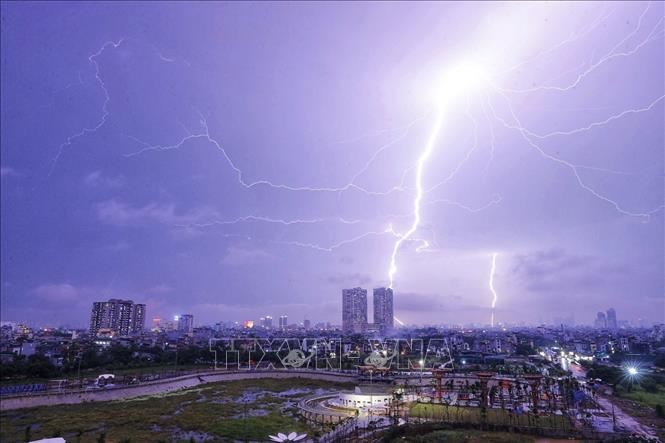 Tối 15/6/2025, mưa dông kèm theo sấm, sét dội xuống nhiều khu vực ở Hà Nội. Ảnh: Minh Quyết - TTXVN