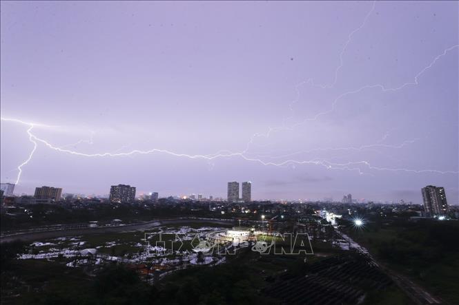 Tối 15/6/2025, mưa dông kèm theo sấm, sét đổ xuống nhiều khu vực ở Hà Nội. Ảnh: Minh Quyết - TTXVN