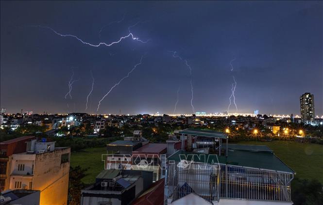 Mưa lớn kèm theo sấm, chớp xuất hiện tại nhiều khu vực ở Hà Nội, tối 15/6/2025. Ảnh: Phạm Tuấn Anh - TTXVN