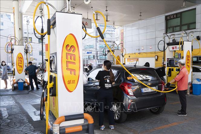 Bơm xăng cho các phương tiện tại trạm xăng ở Seoul, Hàn Quốc. Ảnh: THX/TTXVN