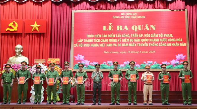 Đại diện các đơn vị thuộc Công an tỉnh nhận lệnh ra quân trấn áp tội phạm. Ảnh: Hồng Thái - TTXVN