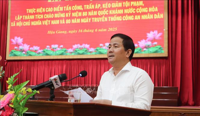 Ông Trần Văn Huyến, Chủ tịch UBND tỉnh Hậu Giang, phát biểu tại lễ ra quân. Ảnh: Hồng Thái - TTXVN