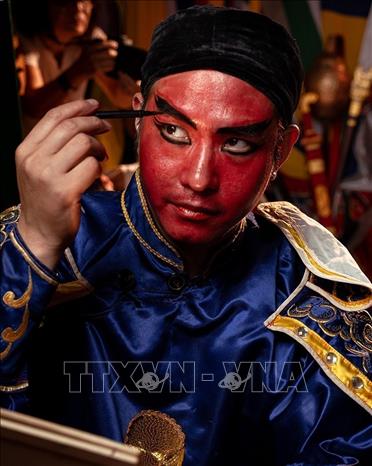 Key tuong characters include “The Loyal Man”, “Artful Man”, “Traitor” and “Flatterer”, depicted using different colors and brush strokes. VNA Photo: Khánh Hòa