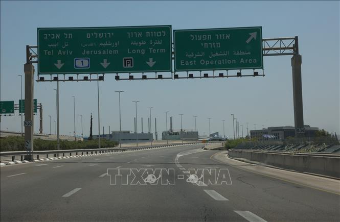 Cảnh vắng vẻ trên một tuyến cao tốc ở miền trung Israel khi chính phủ nước này ban bố tình trạng khẩn cấp, ngày 13/6/2025. Ảnh: THX/TTXVN