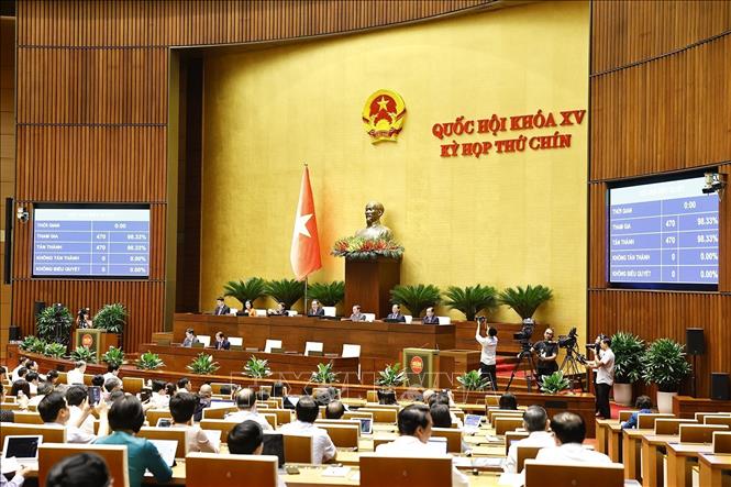 Quốc hội biểu quyết thông qua Nghị quyết của Quốc hội sửa đổi, bổ sung một số điều của Hiến pháp năm 2013. Ảnh: Doãn Tấn - TTXVN