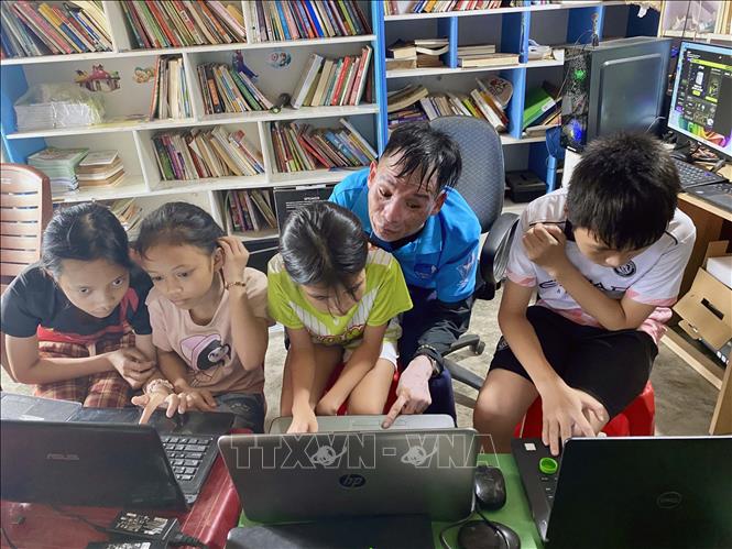 Anh Lê Thái Bình mở lớp dạy tin học miễn phí cho các học sinh ở xã Kỳ Tân (Hà Tĩnh). Ảnh: Hữu Quyết - TTXVN